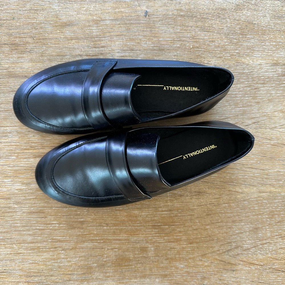 Intentionally Blank Penny Loafers —black